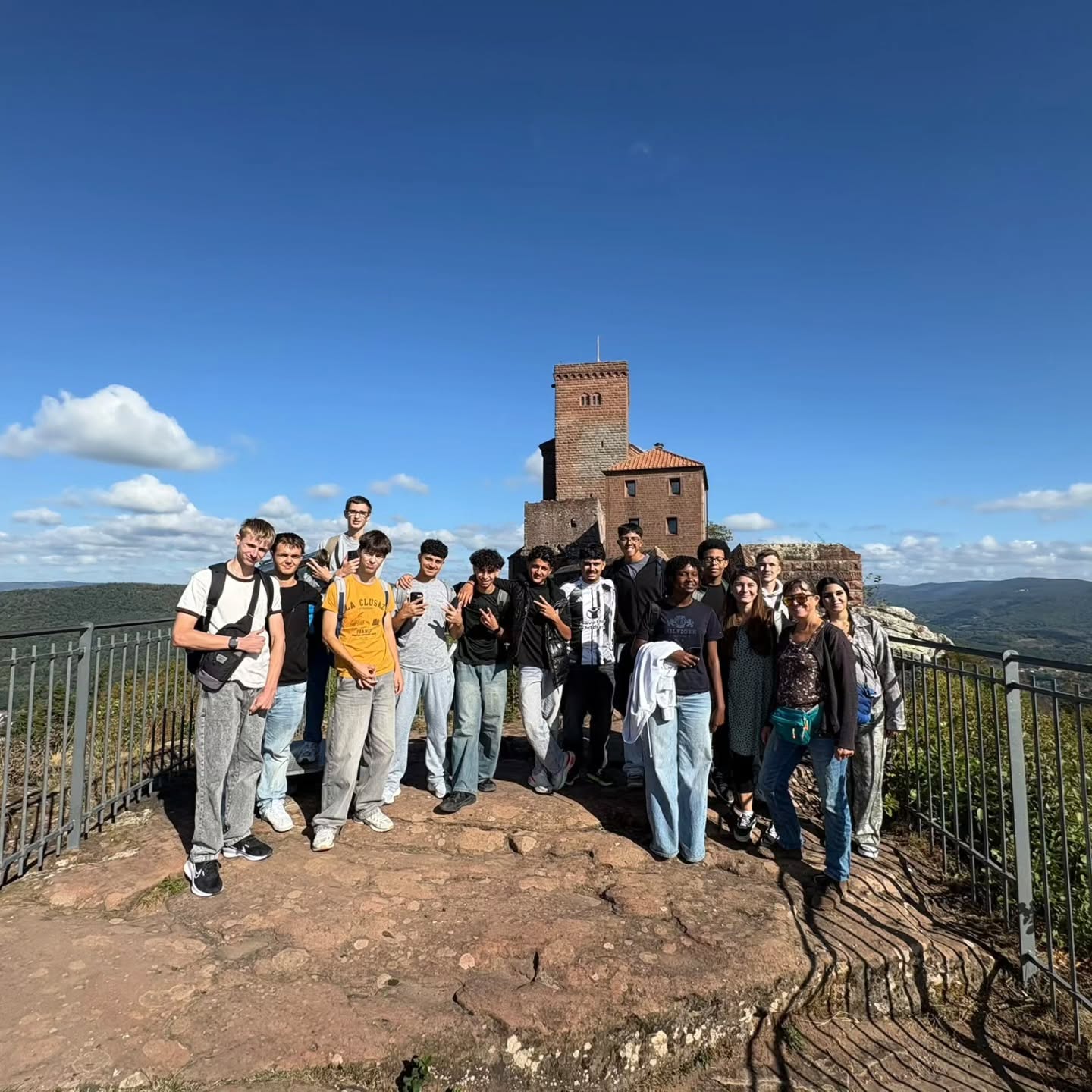 🏰 Geschichte zum Anfassen auf Burg Trifels! 🪙

Am Donnerstag war unsere BVJ-Sprachklasse zu Besuch&hellip;
